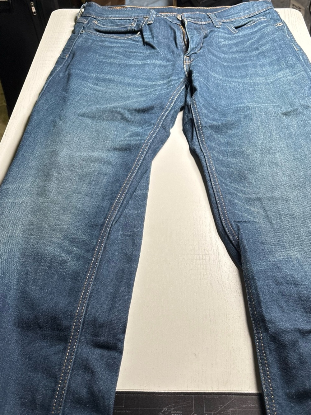 Levi's Slim Straight Jeans in Medium Blue Wash